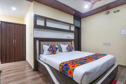 - une chambre avec un grand lit dans l'établissement FabHotel Saumendra, à Varanasi