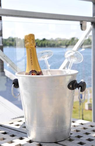 - une bouteille de champagne dans un seau sur une table dans l'établissement Hotell Nostalgi, à Motala