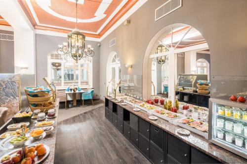 a buffet line in a restaurant with food at Hotel Residenz Waldkrone Kühlungsborn in Kühlungsborn