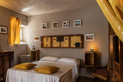 ein Schlafzimmer mit einem Bett mit zwei Kissen darauf in der Unterkunft Tuttaterra in Serra San Quirico