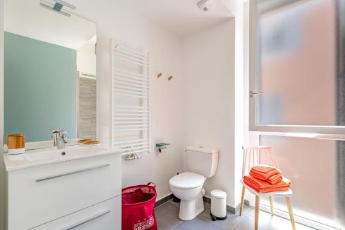 une salle de bain blanche avec des toilettes et un lavabo dans l'établissement LA CIOTAT - Magnifique Studio Cigale au pied du Port-Vieux, à La Ciotat