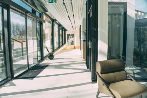 um corredor de um edifício com janelas e uma cadeira em Platinum Residence Boutique em Poznań