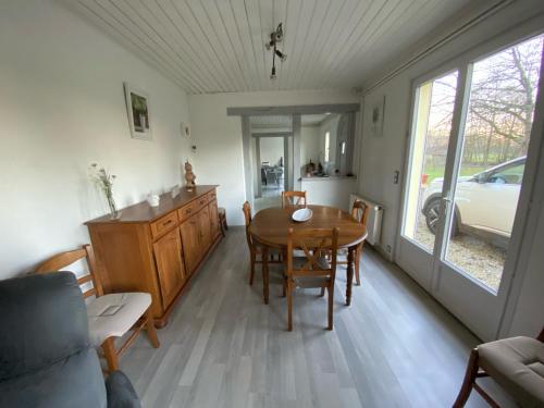uma cozinha e sala de jantar com mesa e cadeiras em maison plain pied Charleval em Charleval