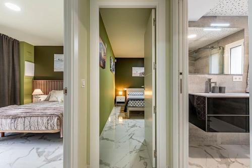 Una cama o camas en una habitación de [5 Stelle] Piscina, jacuzzi, WiFi - 2 min dal mare