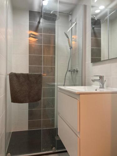 La salle de bains est pourvue d'une douche et d'un lavabo. dans l'établissement Appartement - Résidence Le Paradou, à Rayol-Canadel-sur-Mer