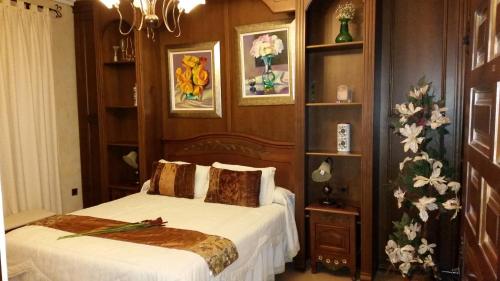 - une chambre avec 2 lits et des draps blancs dans l'établissement CASA RURAL EL ESCUDERO, à El Toboso