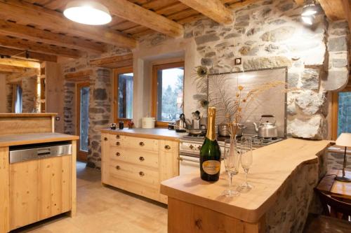 uma cozinha com um balcão com copos de vinho em Gîte ferme en permaculture avec ses animaux em Sixt