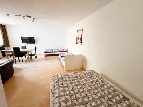 una camera con letto e una sala da pranzo con tavolo di Praktisches Apartment mit Flatscreen TV a Leverkusen