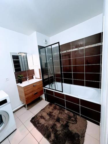 une salle de bain avec une baignoire, un lavabo et des toilettes dans l'établissement LOTUS- 4 min de Walt Disney-Arrivée autonome-Parking et Wifi gratuit-Proche de toutes commodités 5Min de la vallée village, à Chessy