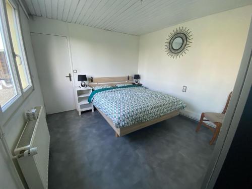Voodi või voodid majutusasutuse maison plain pied Charleval toas