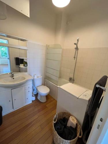 une salle de bain avec un lavabo et des toilettes et un lavabo dans l'établissement So'Conciergerie - Charmant studio en plein centre., à Cassis
