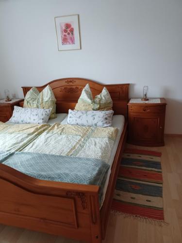 Un dormitorio con una gran cama de madera con almohadas en Bergruhe en Sankt Ruprecht ob Murau