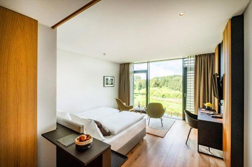 ein Wohnzimmer mit einem Sofa und einem Tisch in der Unterkunft Hotel Breitenburg in Breitenburg