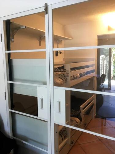 une armoire en verre avec des étagères dans une pièce dans l'établissement Cap Agde Studio-Cabine jardin clos, port et plage, au Cap d'Agde