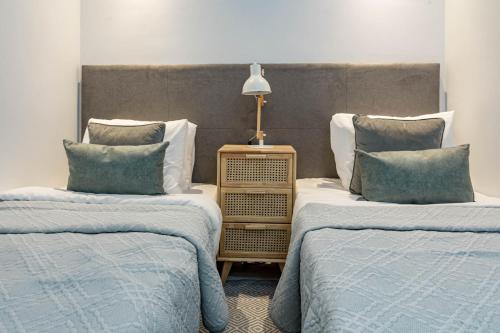 Awesome 3 bedroom apt metres from the beach RDR289