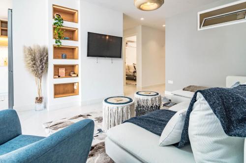 Awesome 3 bedroom apt metres from the beach RDR289