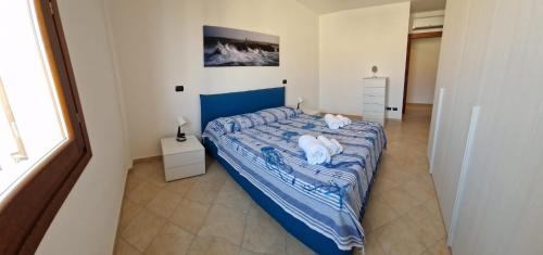 een slaapkamer met een bed met handdoeken erop bij Sph24 Appartamento Alghero Via Mazzini in Alghero