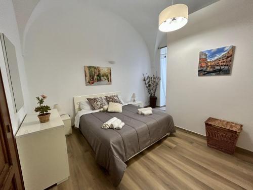 ein Schlafzimmer mit einem Bett in einem weißen Zimmer in der Unterkunft Camicia 20 in Monopoli