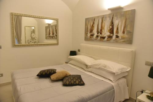 uma cama com duas almofadas num quarto em Conte Max Rooms em Termoli