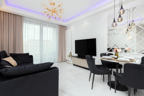 Televízia a/alebo spoločenská miestnosť v ubytovaní Plac Unii Apartment Gdynia Śródmieście by Renters Prestige