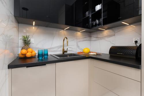 Kuchyňa alebo kuchynka v ubytovaní Plac Unii Apartment Gdynia Śródmieście by Renters Prestige