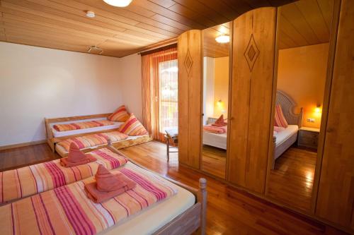 Tempat tidur dalam kamar di Ferienhaus Weiler im Allgäu