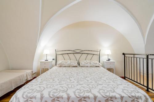 - une chambre avec un lit et 2 tables de chevet dans l'établissement Splendida Casa SupersanoSalento, à Supersano