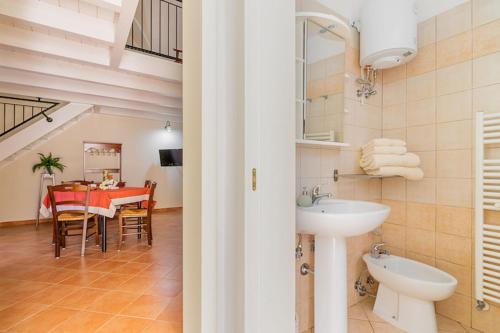 La salle de bains est pourvue d'un lavabo et d'une table. dans l'établissement Splendida Casa SupersanoSalento, à Supersano