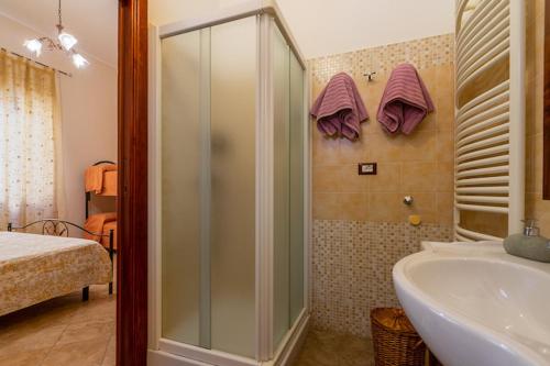 een badkamer met een douche, een wastafel en een bad bij Appartamento SupersanoSalento in Supersano
