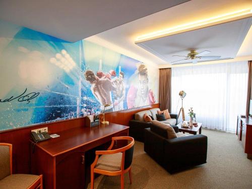 ein Wohnzimmer mit einem großen Gemälde an der Wand in der Unterkunft Mercure Hotel Riesa Dresden Elbland in Riesa