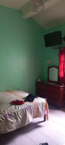 - une chambre avec un lit, une commode et une télévision dans l'établissement Home 1, à San Antonio