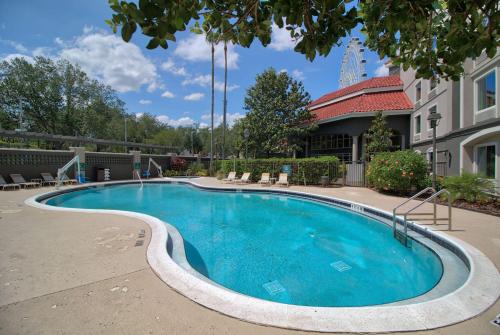 ein großer Pool in der Mitte eines Gebäudes in der Unterkunft La Quinta by Wyndham Orlando I Drive/Conv Center in Orlando