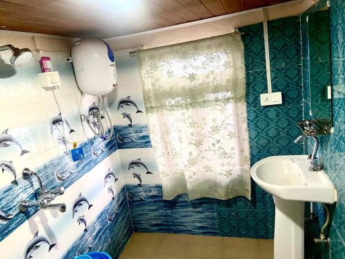 uma casa de banho com uma cortina de chuveiro e um lavatório em Hotel Snow Valley Rooftop em Pelling