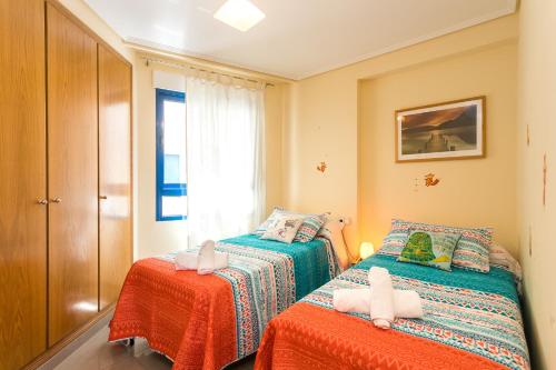バレンシアにあるApartUP Patacona Orchard Viewsのベッドルーム1室(ツインベッド2台、窓付)