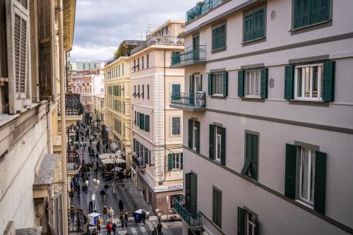 una vista di una strada cittadina da un edificio di Correnti Boutique Hotel Gold a Sanremo