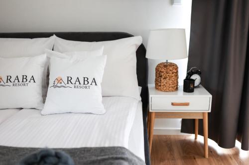 Łóżko lub łóżka w pokoju w obiekcie RABA RESORT - Domki i Apartamenty pod Krakowem