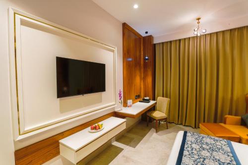 Télévision ou salle de divertissement dans l'établissement Regenta Place Chandigarh Mohali