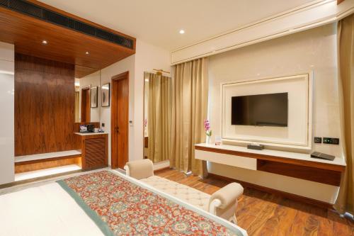 Télévision ou salle de divertissement dans l'établissement Regenta Place Chandigarh Mohali
