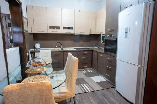 Η κουζίνα ή μικρή κουζίνα στο Casa Rita ΛΟΥΤΡΑ ΠΟΖΑΡ