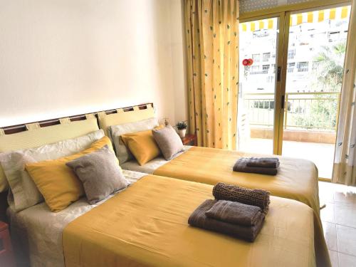 A bed or beds in a room at Luminoso apartamento en SALOU con TERRAZA y PARQUE INFANTIL IDEAL FAMILIAS