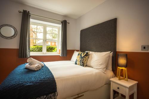 Un dormitorio con una cama grande y una ventana en Upton Grange Townhouse en Chester