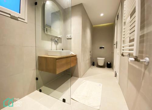 uma casa de banho com um lavatório e um chuveiro em New 1 bd with garden and sea side at Marsa Cornich em Douar el Hafey