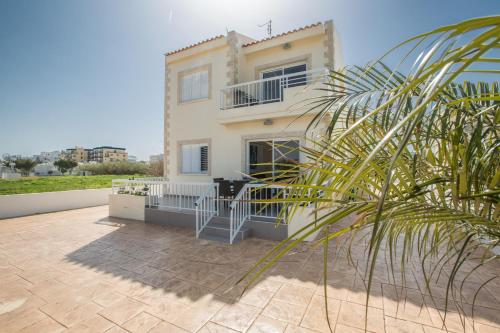 Un balcón o terraza de Nicholas Seaview Apartments