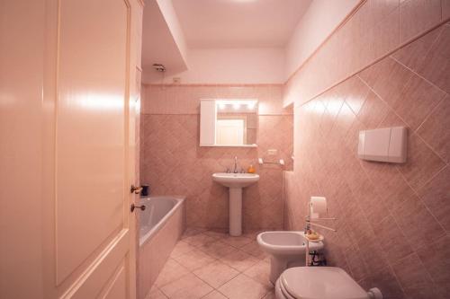 y baño con aseo, lavabo y bañera. en Casa Livia - Stately house with elevator en Lucignano