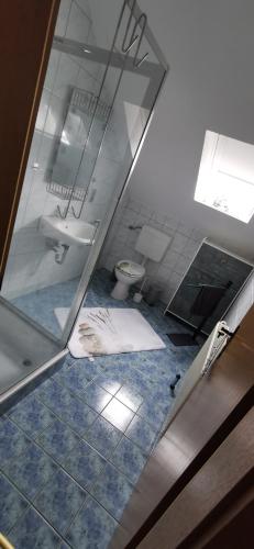 a bathroom with a sink and a toilet at Ferienwohnung Sternenkieker in Krummhörn