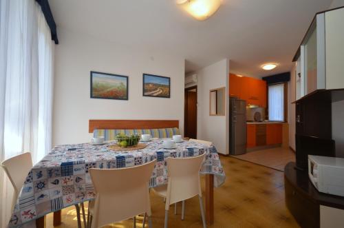 ビビオーネにあるAppartamenti Narcisiのキッチン、ダイニングルーム(テーブル、椅子付)