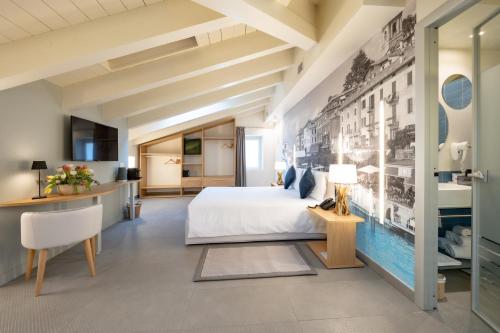 een hotelkamer met een bed en een bureau bij Avenue Boutique Hotel in Como