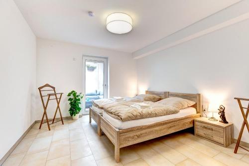 Un dormitorio con una cama grande y una ventana en Ferienwohnung Am Rehgarten, en Ramsen