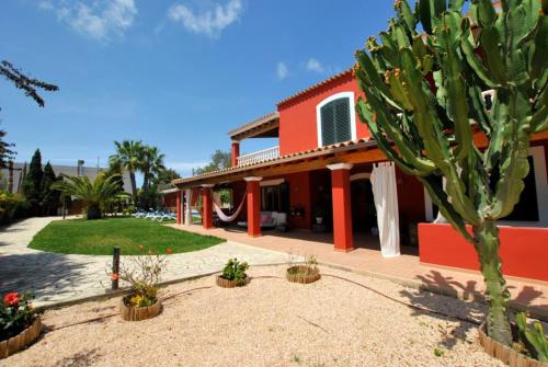 een rood huis met een cactus ervoor bij Villa Rosada - Private pool & Barbecue in San Jose de sa Talaia