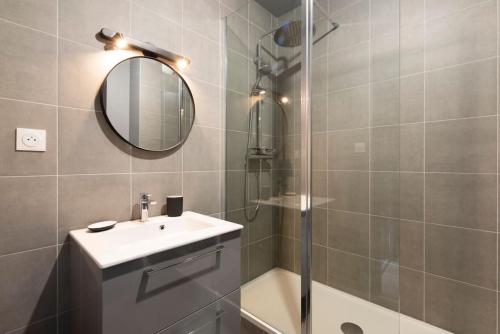 bagno con lavandino, doccia e specchio di La Citadelle a Nancy